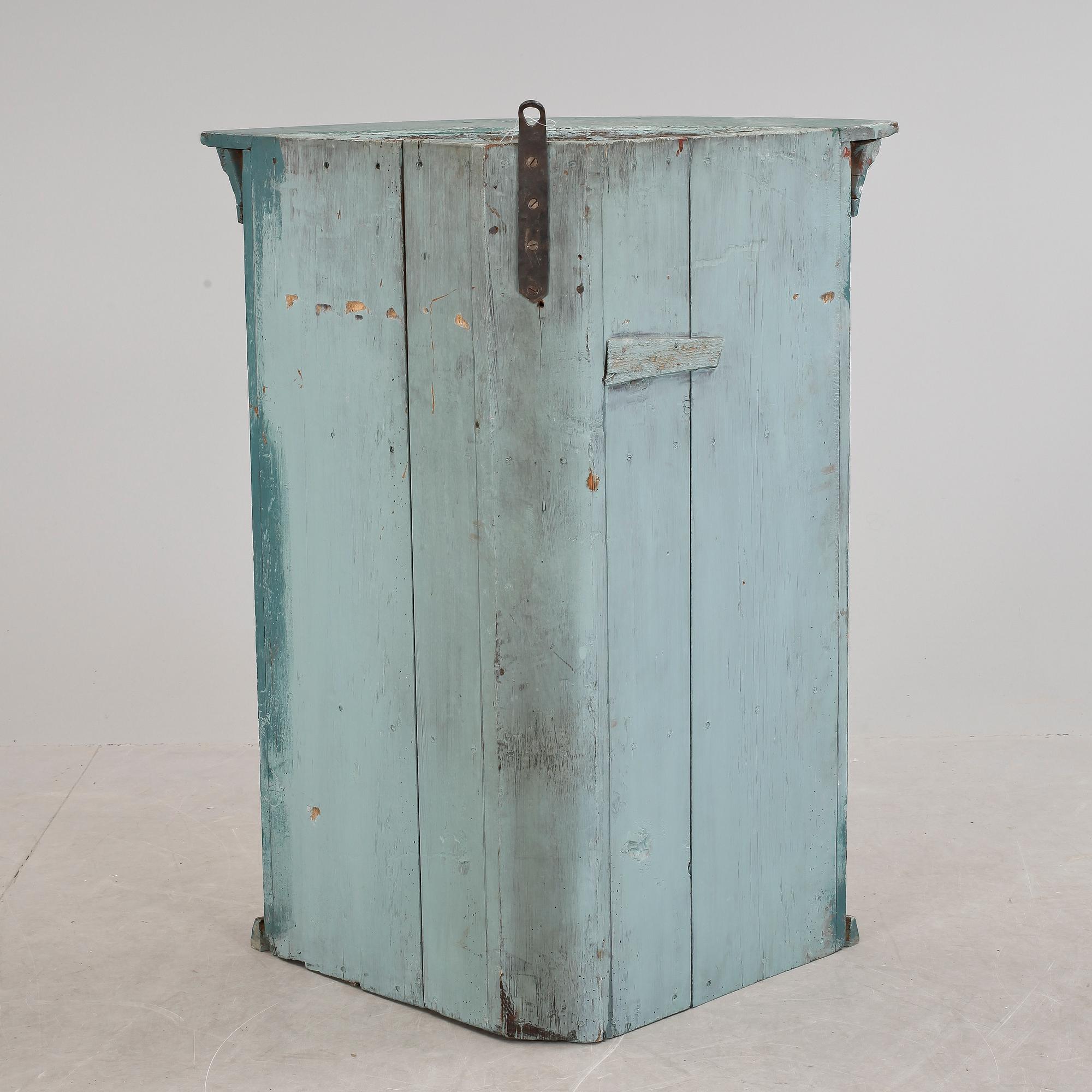 HÖRNHÄNGSKÅP, allmoge, 1800-tal.