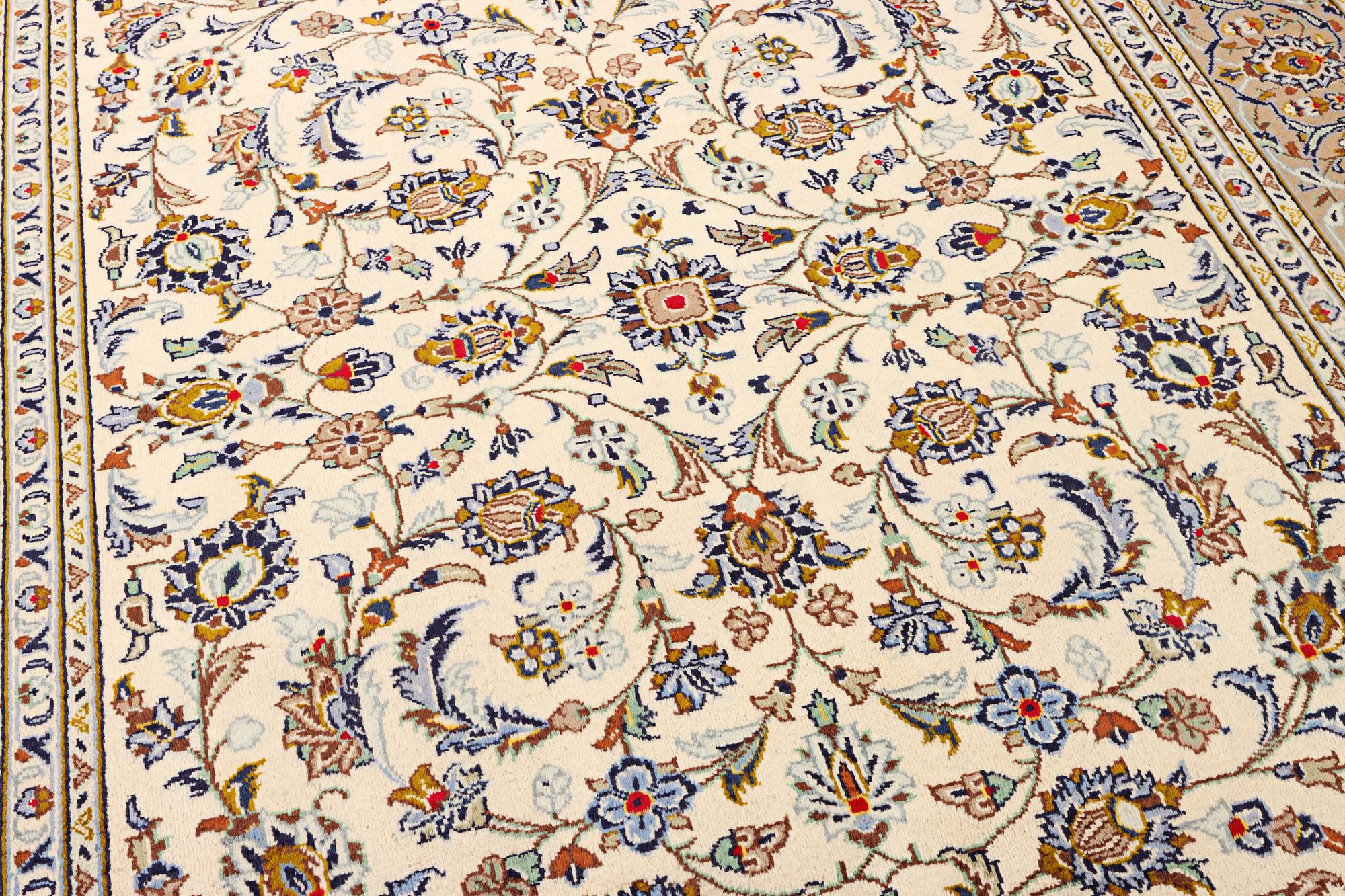 A Kashan carpet, a. 287 x 196 cm.