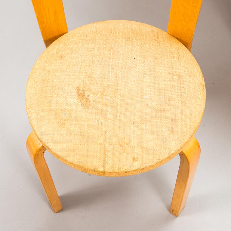 Alvar Aalto, pöytä, malli 90, ja tuoleja, 4 kpl, malli 66 Artek 1900-luvun puoliväli.