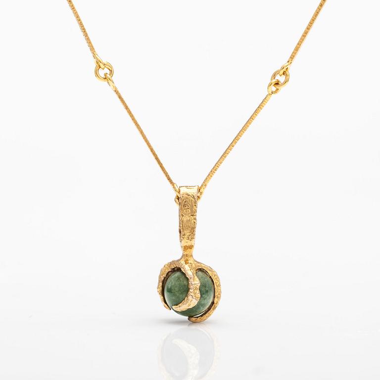 BJÖRN WECKSTRÖM, A 14K gold pendant "Kultasammal" with moss agate and a chain. Lapponia 1971 and 1986.