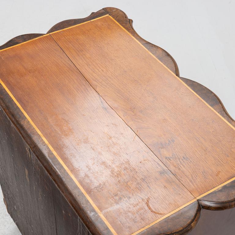 Chest of drawers, late Baroque, England, 18th century.