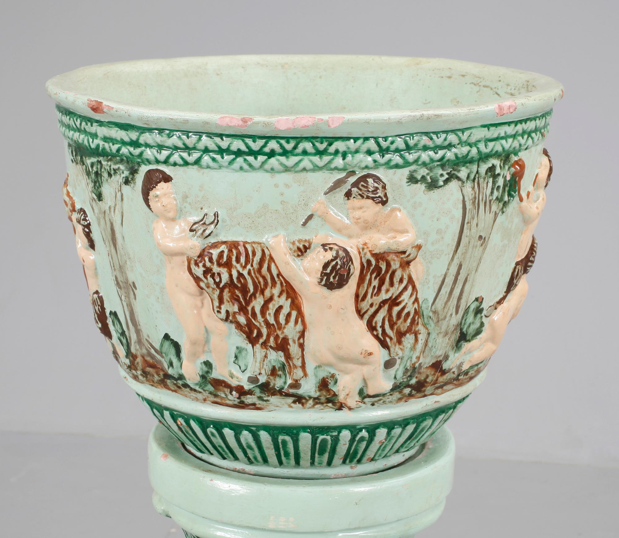 YTTERFODER MED PIEDESTAL. Gjutmassa, 1920/30-tal.