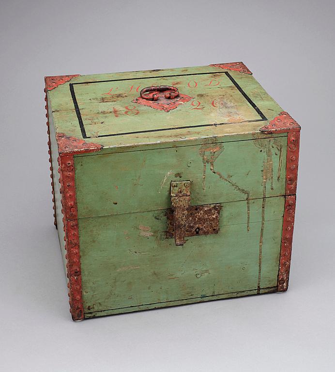 SCHATULL MED FLASKOR, bl a trä och glas, Hälsingland, dat 1826 i måleriet.