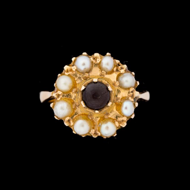 Ring, 18 k guld med pärlor samt lila sten. Vikt ca 4 g.