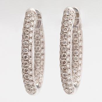 A pair of 18K white gold earrings with brilliant cut diamonds ca. 4.60 ct in total.