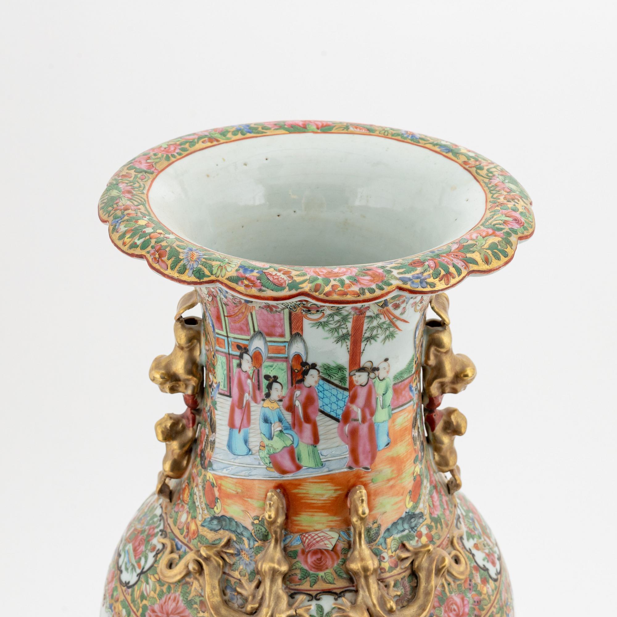 A large famille rose Canton vase, Qing dynasty, 19th Century.