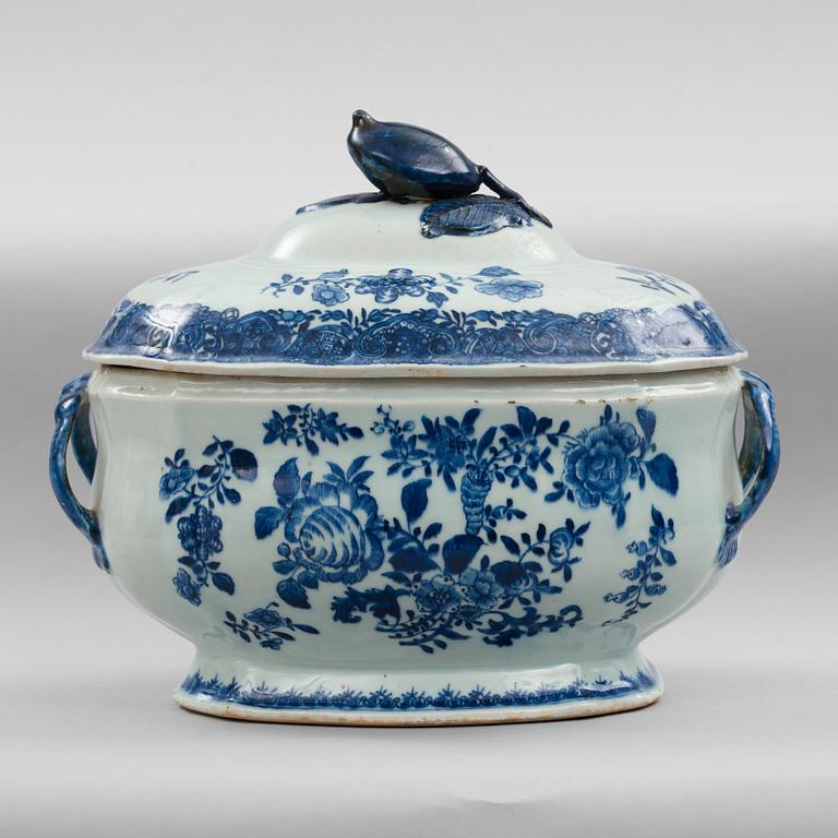 A blue and white dinner service, Qing dynasty, Qianlong (1736-95). (62 pieces).