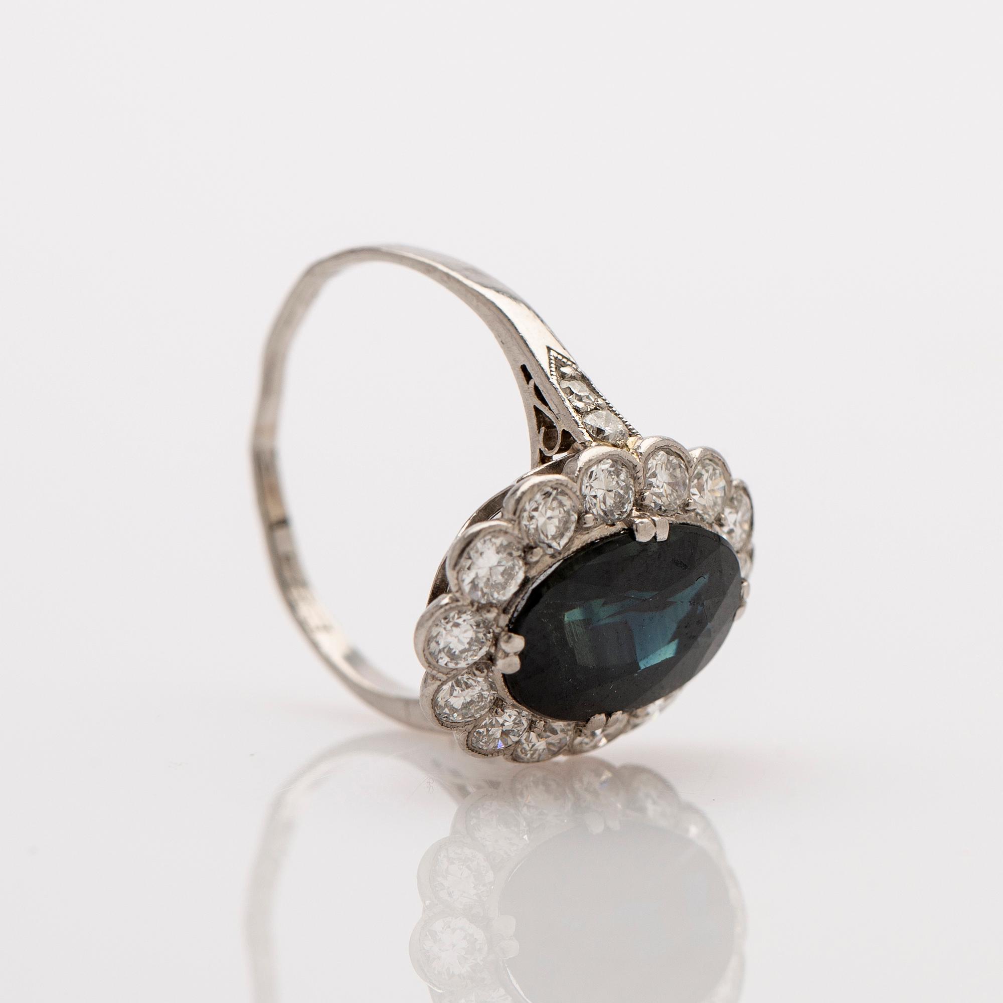 Ring, 18k vitguld, safir, diamanter.