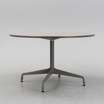 A round 'Aluminumgroup' table by Charles and Ray Eames for Herman Miller.