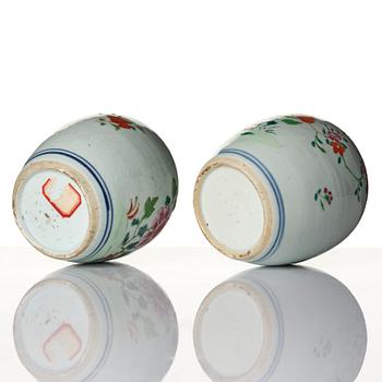 Tedosa två stycken, porslin. Qingdynastin, 1700-tal.