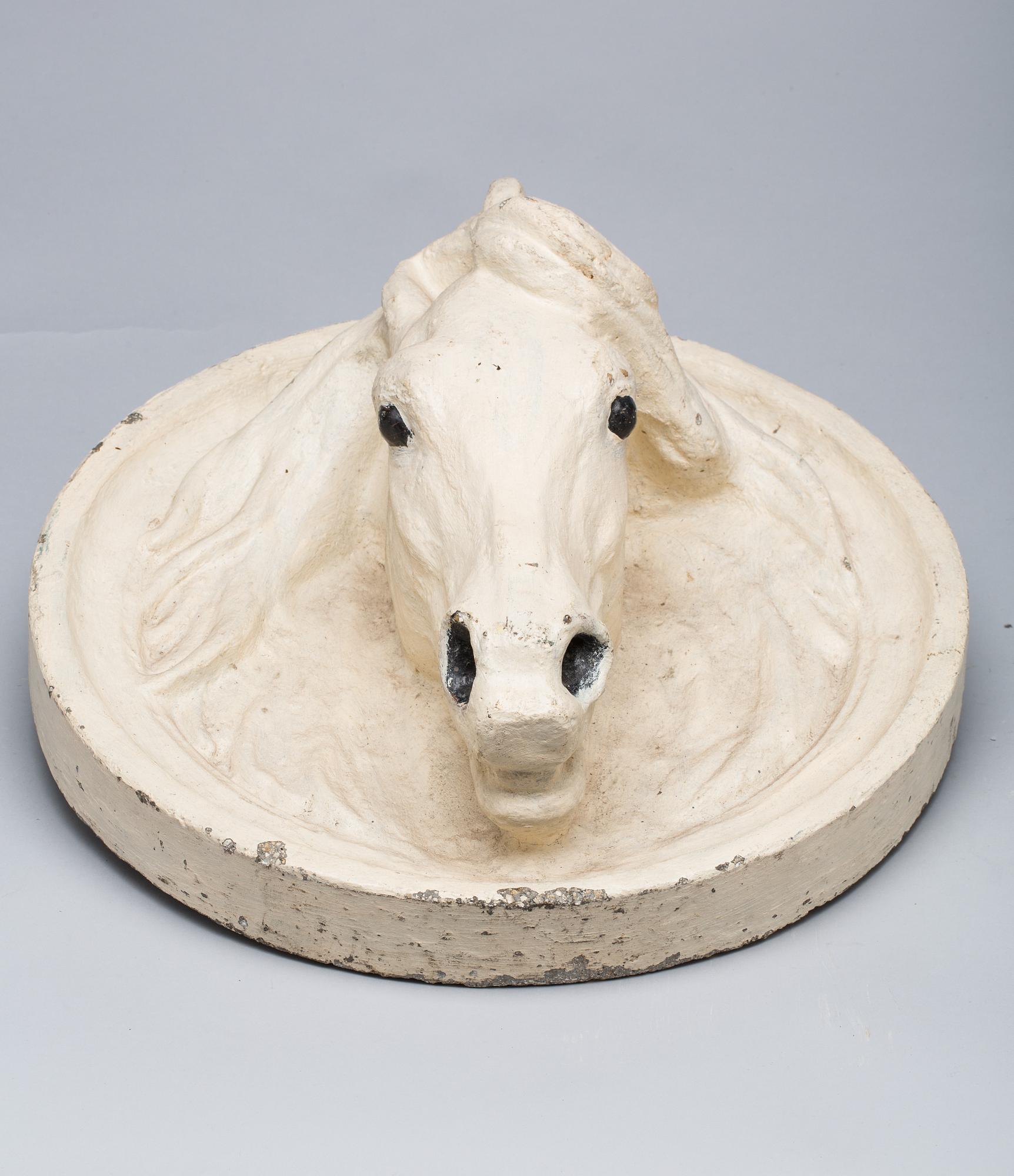 VÄGGSKULPTUR, gjuten stenmassa/betong.