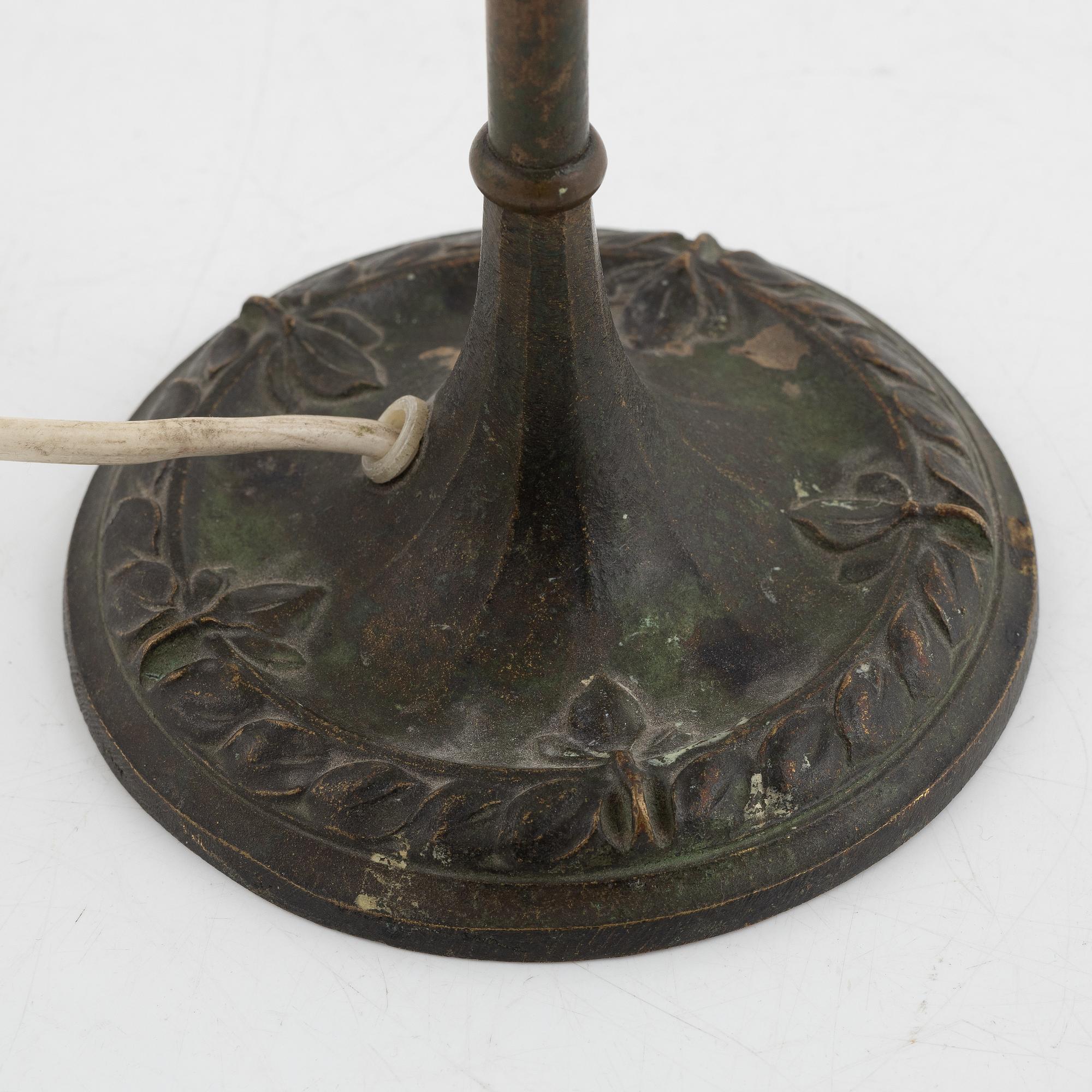 An Art Nouveau table light, early 20th Century.