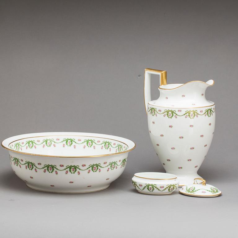 TVÄTTSERVIS, 3 dlr, tidigt 1900-tal, en del märkt Limoges, porslin.