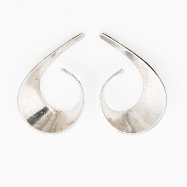 Tone Vigeland, earrings, a pair of "Sling" sterling silver, Norway.