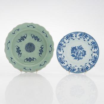 Two blue and white dishes and a vase, China, 18th/20th century.