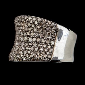 RING, svärtat/rodierat silver, diamanter tot ca 2.35 ct.