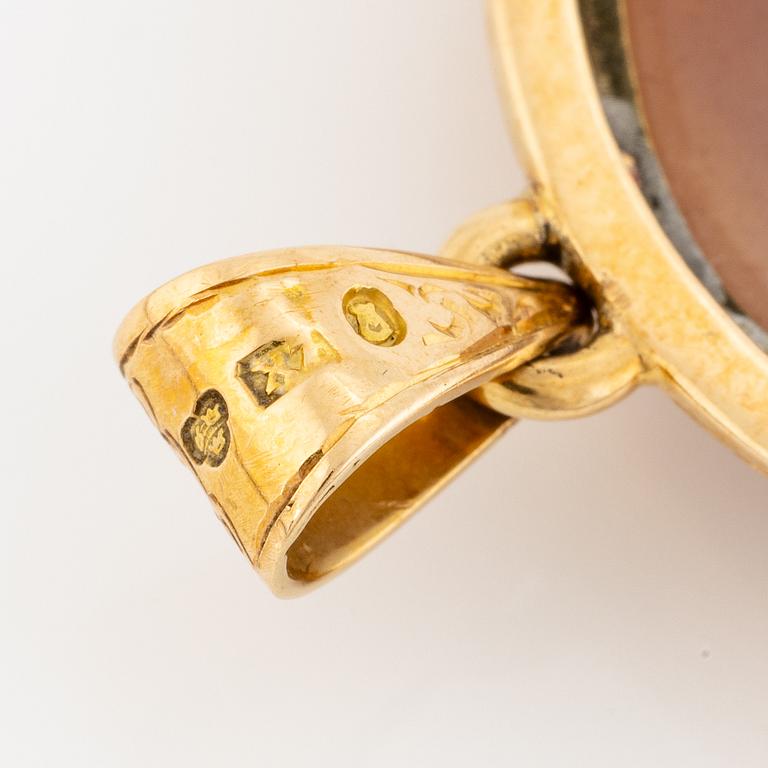 Pendant in 18K gold with a cameo of agate.