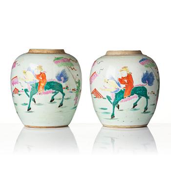 Urnor, ett par, porslin. Qingdynastin, 1800-tal.