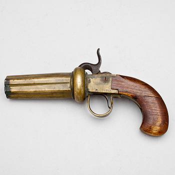 SLAGLÅSREVOLVER. Signerad Johan Engholm Ödestugu, 1800-tal.