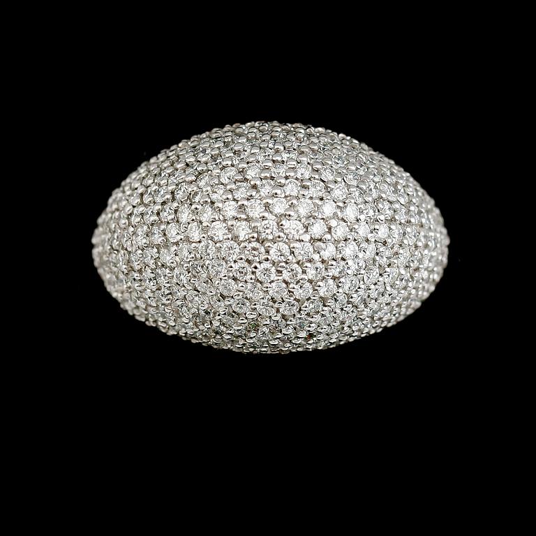 RING, 18 k vitguld, briljantslipade diamanter tot ca 4.29 ct. Total vikt ca 18 g.