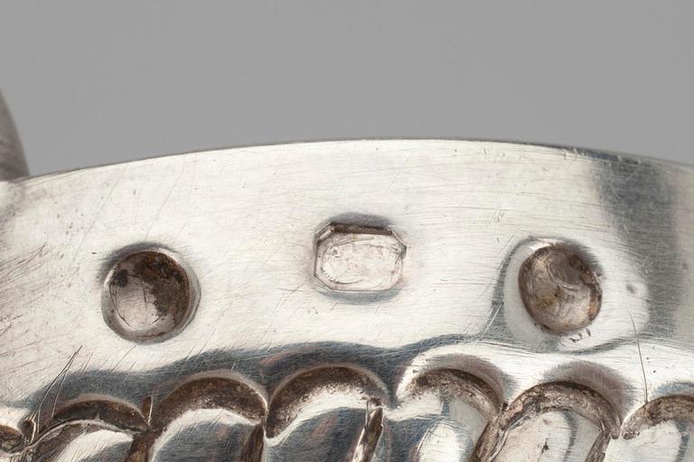 TASTEVIN, 2 st, silver, 1800-talets första hälft och 1900-talets början. Vikt tot. 126 g.