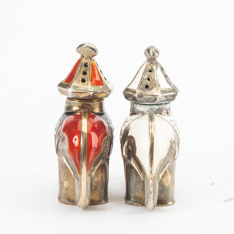 J Tostrup, salt och peppar-ströare ett par, silver och emalj, Oslo, Norge.