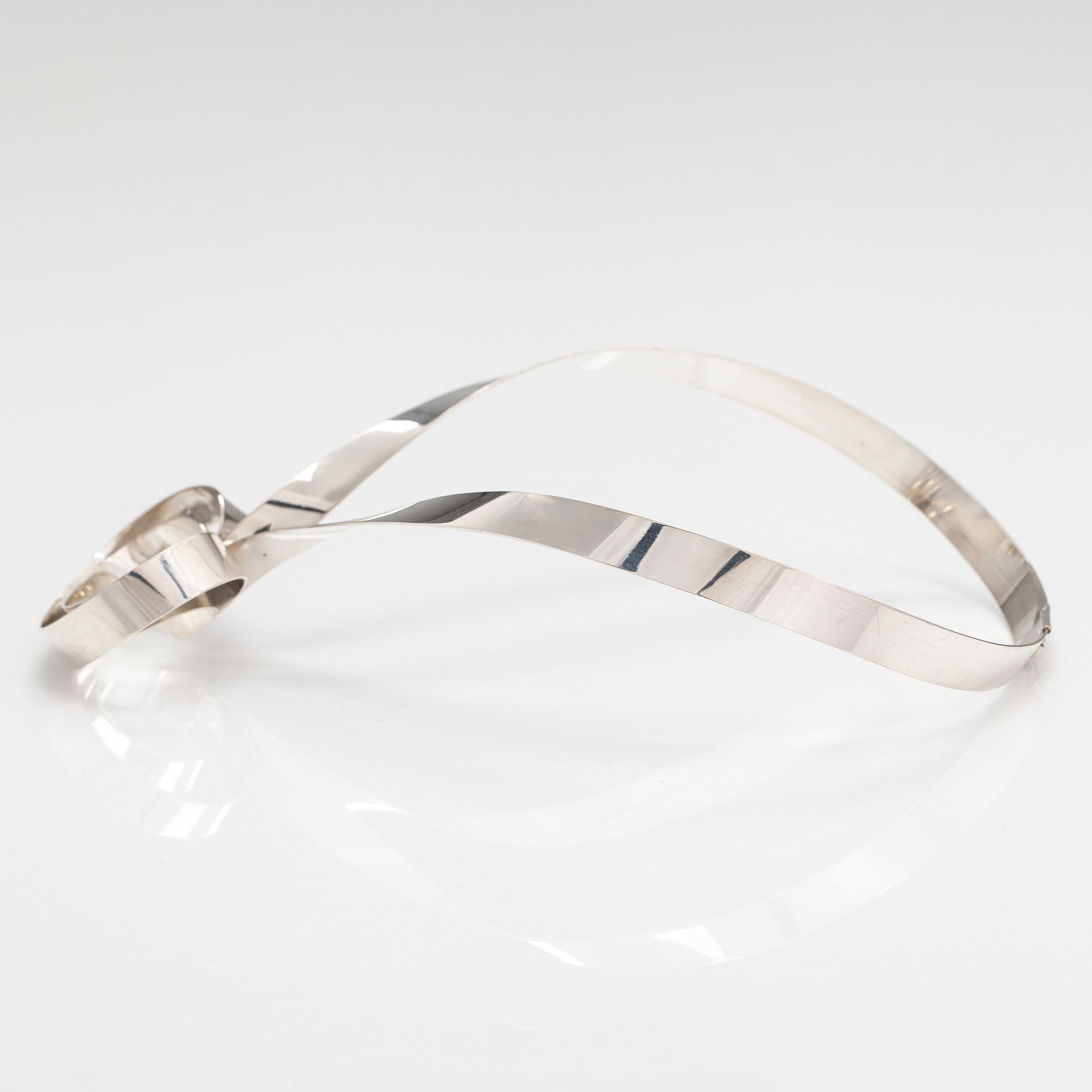 Helge Narsakka, Collier, sterlingsilver. Kaunis koru, Helsingfors 1972.