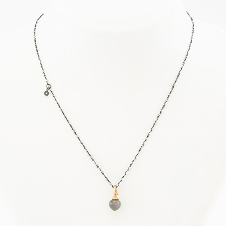 Ole Lynggaard, Halsband "Mini Dew Drop" 18K guld, oxiderat silver och grå månsten.