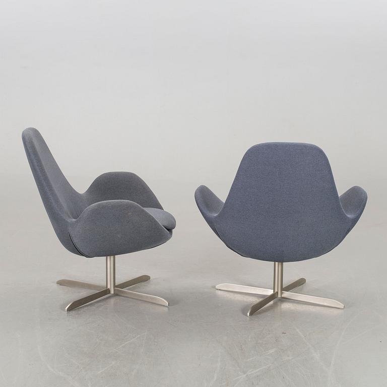 A pair of Electa svivel chairs for Calligaris 21st century.