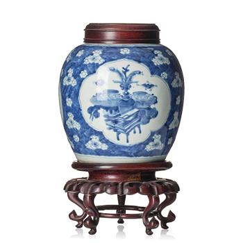 1022. A blue and white 'antiques' jar, Qing dynasty, Kangxi (1662-1722).