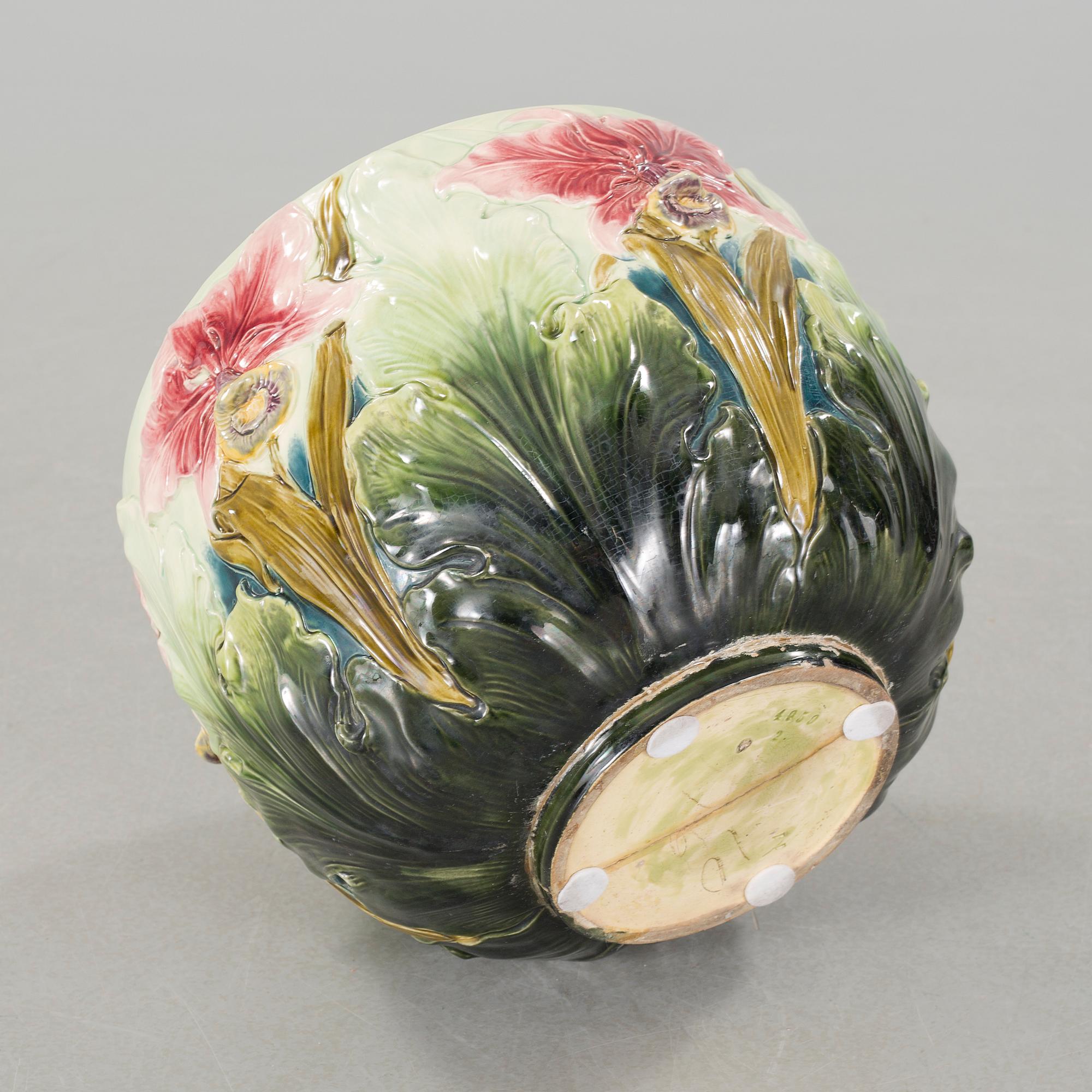 A majolica flower pot, around the year 1900.