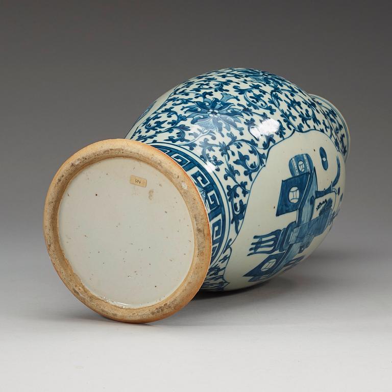 A blue and white vase, Qing dynasty (1644-1912).