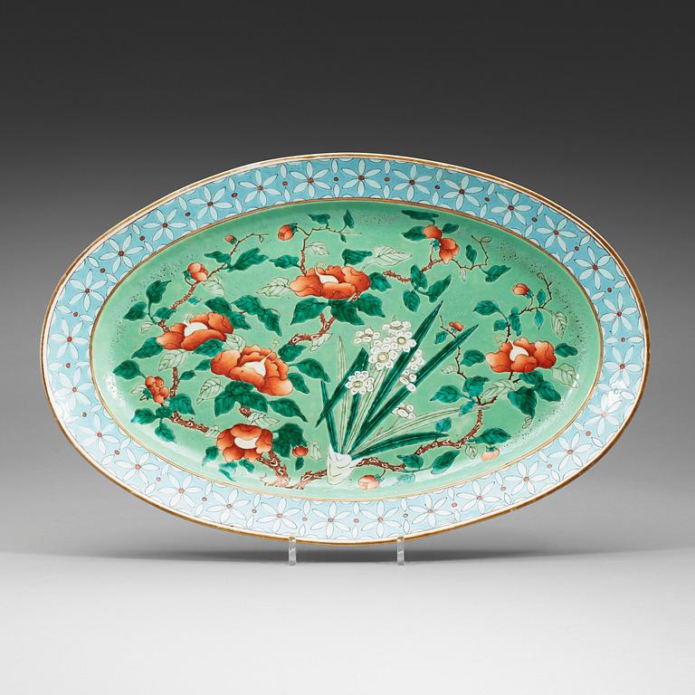 A large oval serving dish, Qing dynastin, 19th Century.