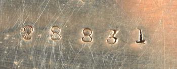 BORDSPLATAEU, silver. Sheffield, William Hutton & Sons, 1800-talets slut. 840gr.