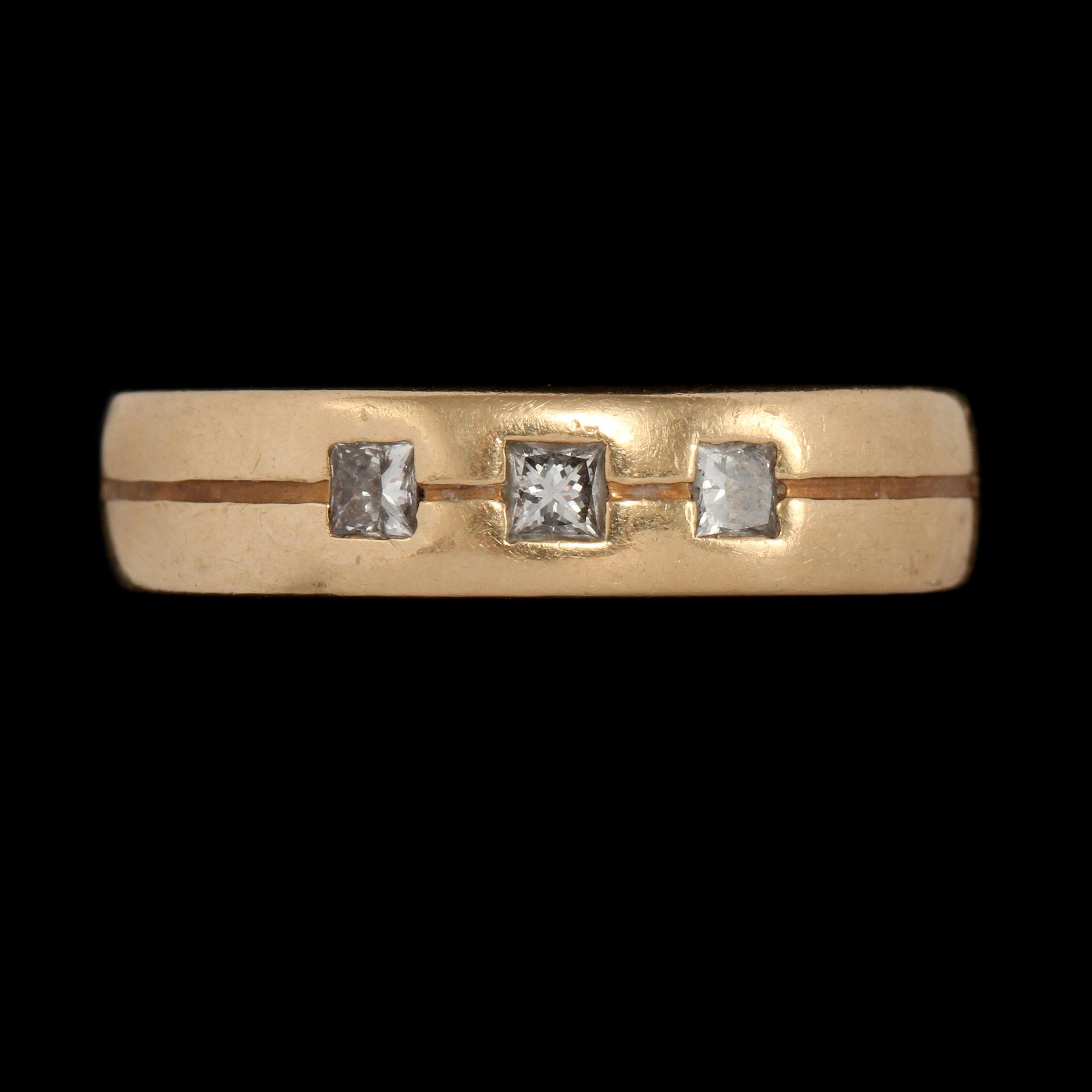 RING, 18k guld med 3 prinsesslipade diamanter, tot 0.30 ct, 2000-tal. Vikt 12 g.