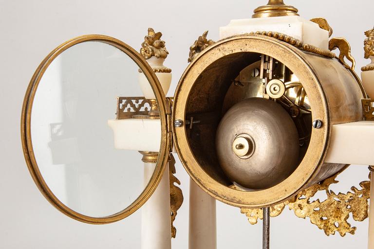 BORDSPENDYL, Planchon, Paris, Louis XVI-stil, omkring 1900.