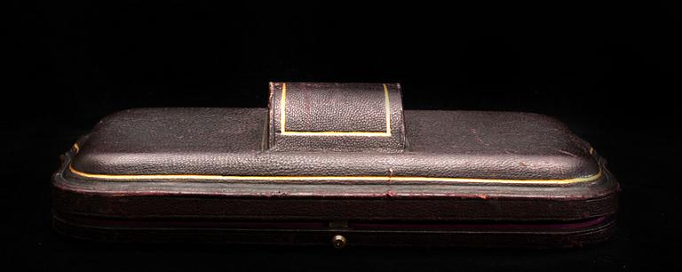 RESEBESTICK, i etui. Silver, London, 1880-1881. Tot 164 g.