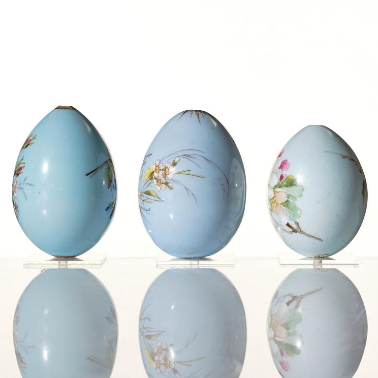 Ägg, tre stycken, porslin. Ryssland, 1890-1900, troligen Kejserliga porslinmanufakturen, St Petersburg.