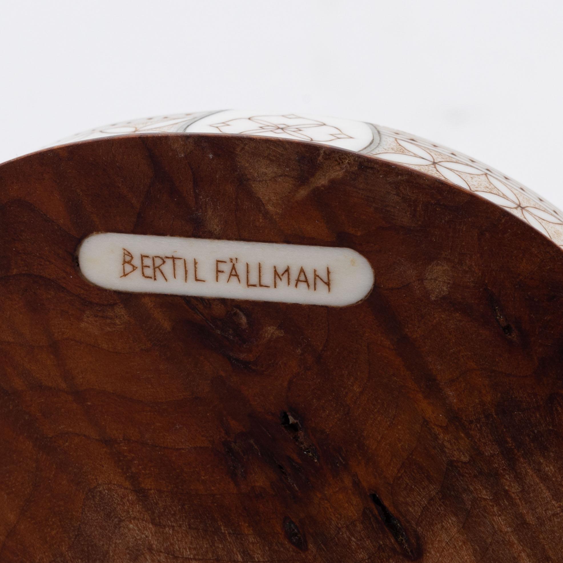 A box with lid by Bertil Fällman, Reindeer horn and birch, signed.