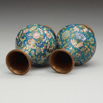 A pair of cloisonné vases, late Qing dynasty, circa 1900.