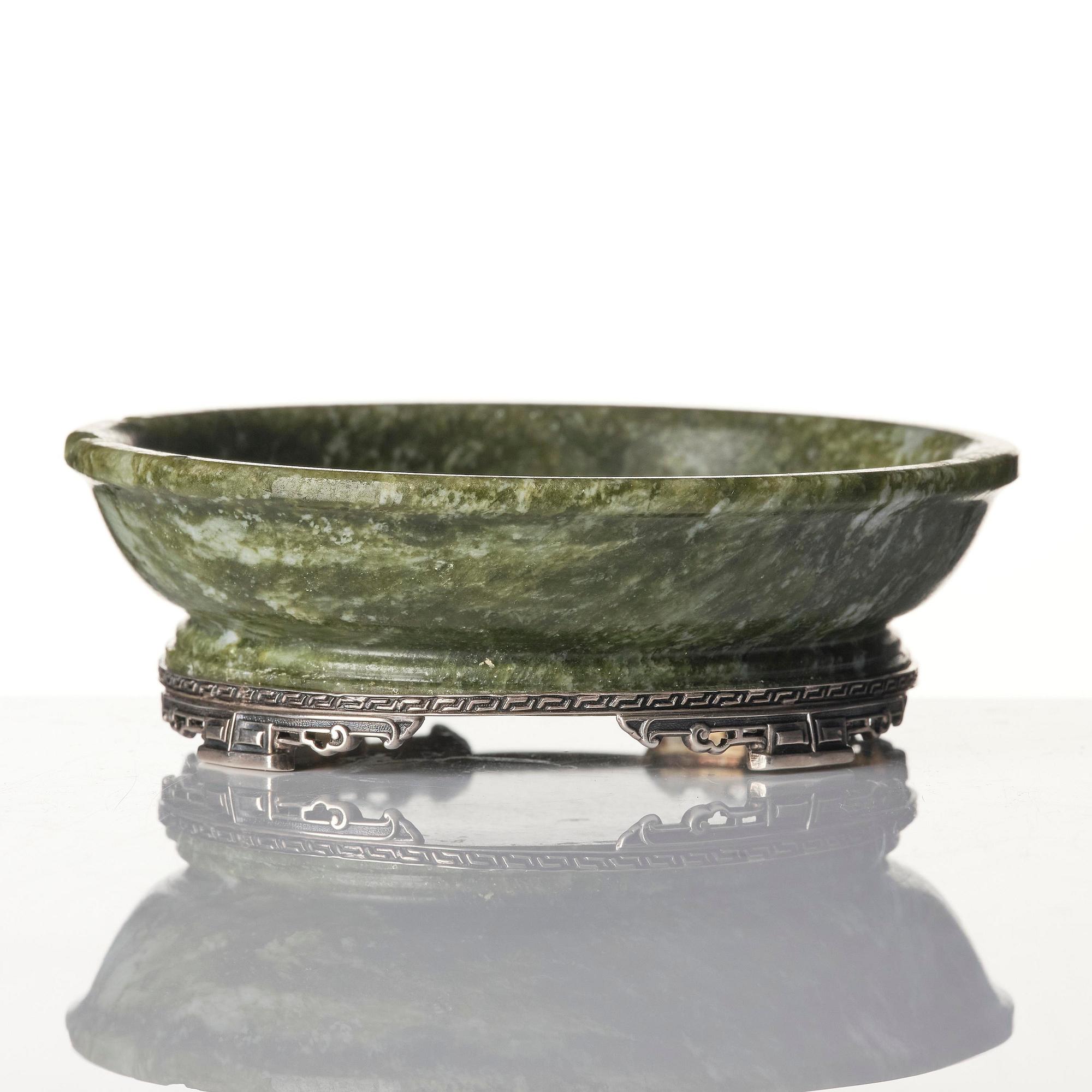 Skål, grön sten, med silvermontering, sen Qingdynasti / omkring 1900.