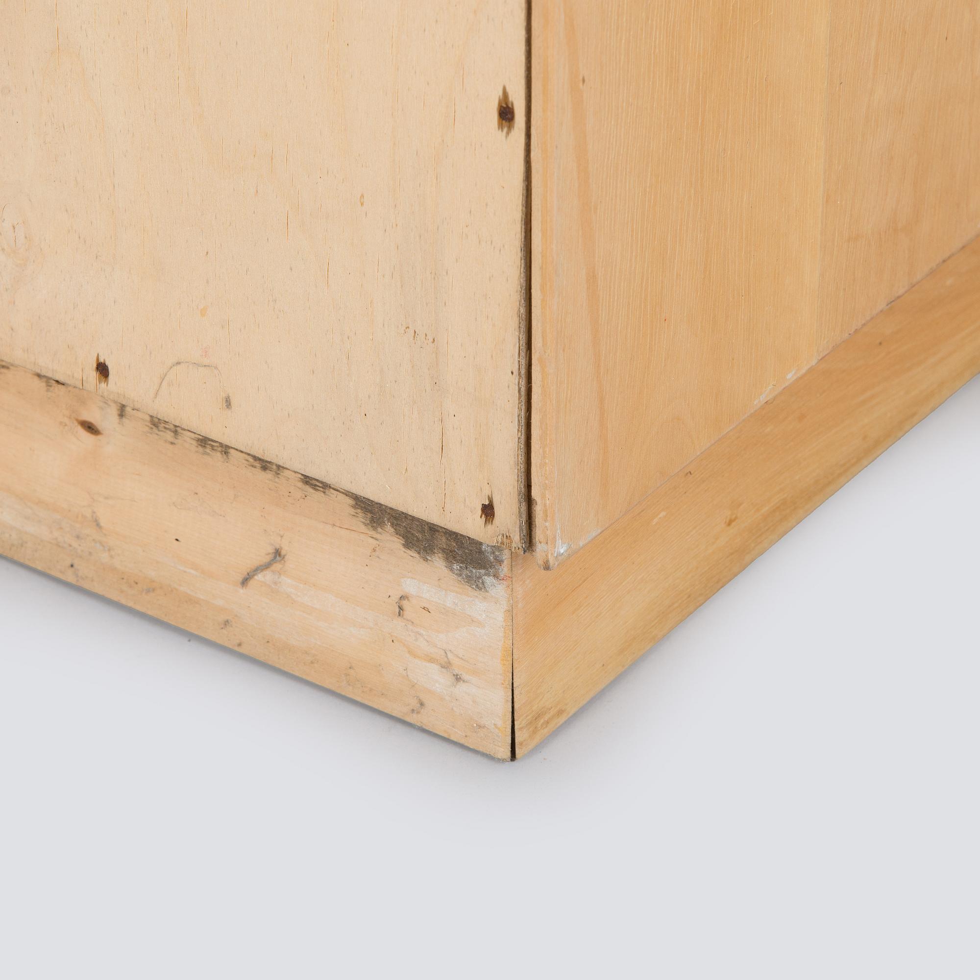 Aino Aalto, kaappi, malli 808 ja vitriini, malli 214 O.Y. Huonekalu- ja Rakennustyötehdas A.B. 1950-luvun alku.