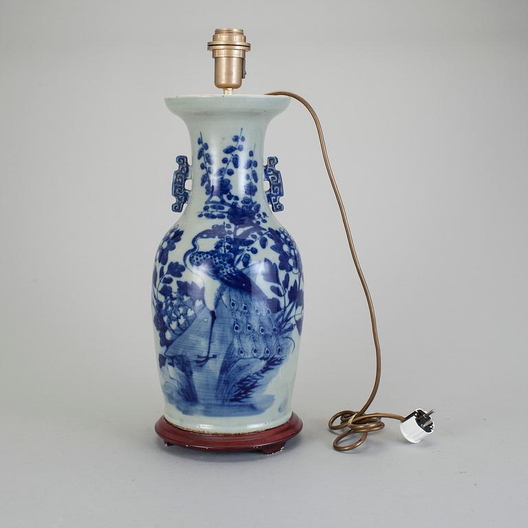 BORDSLAMPA. Porslin, Kina 1800-talets slut.