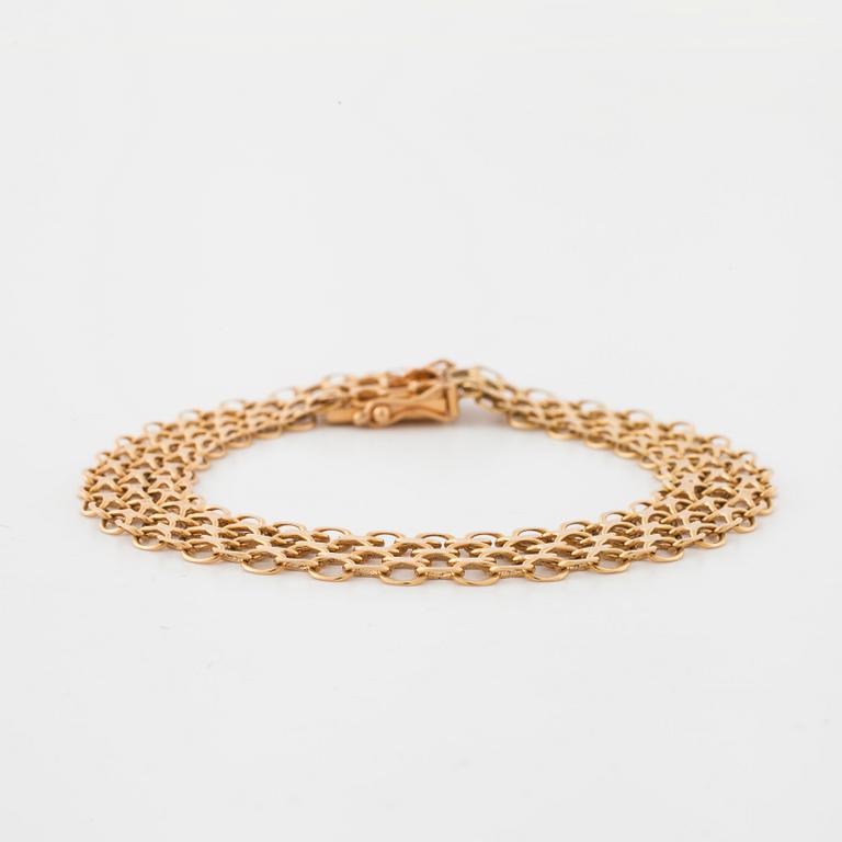 A bracelet.