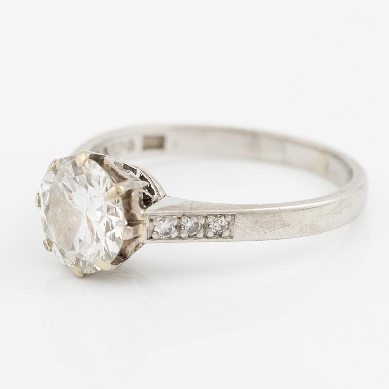 Ring in platinum with brilliant-cut diamond.