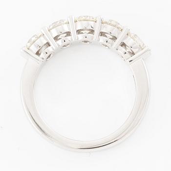 Half eternity ring in 18K white gold set with brilliant-cut diamonds.