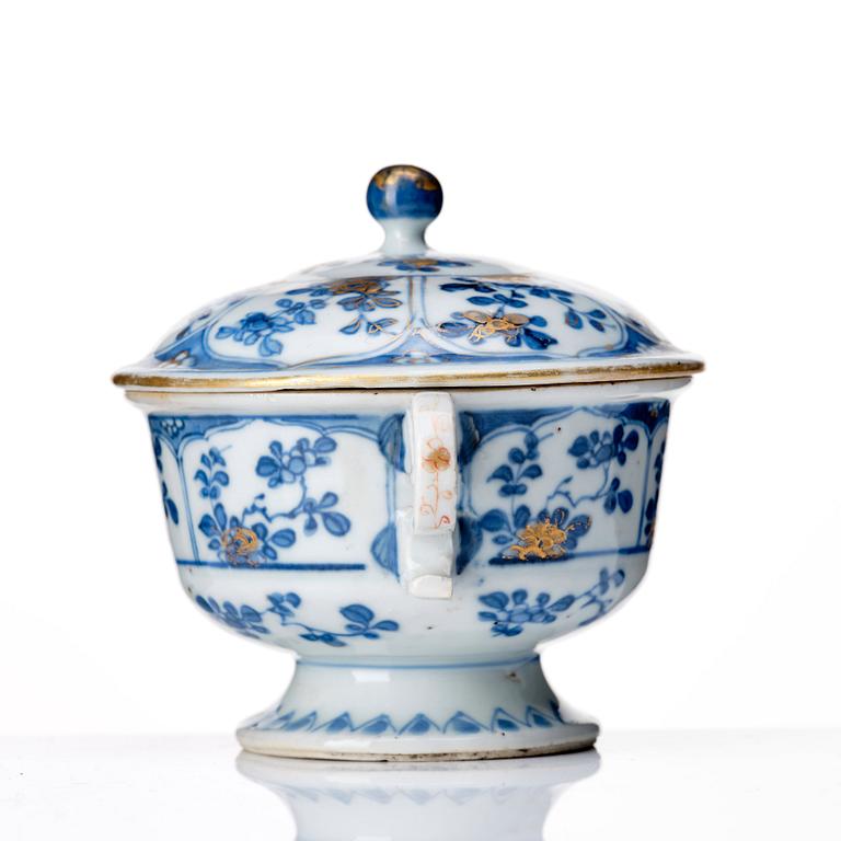 A blue and white equelle with cover, Qing dynasty, Kangxi (1662-1722).