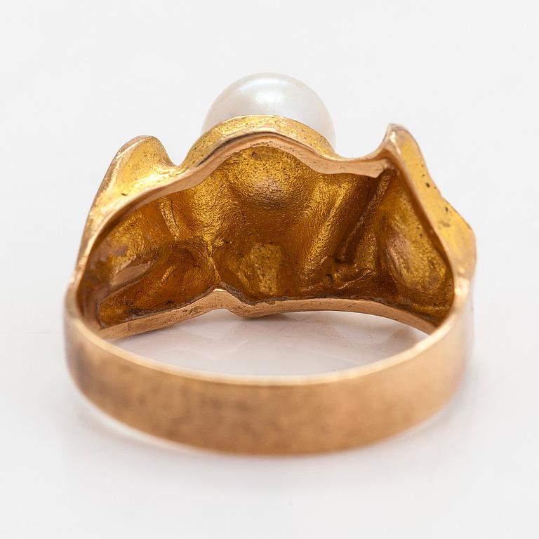 Björn Weckström,  A 14K gold ring 'Lapintaika' with a cultured pearl. Lapponia 1970.