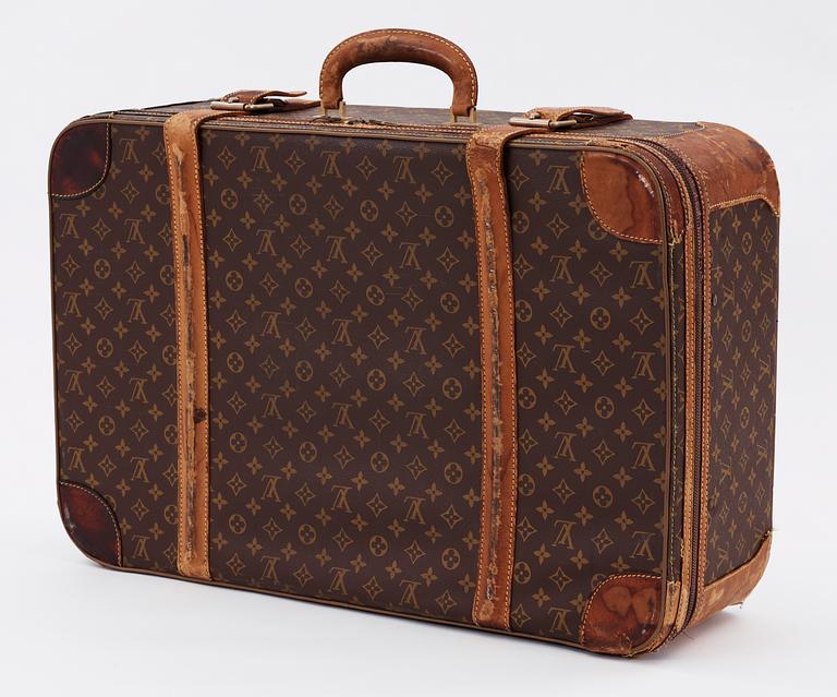 A monogram canvas travelling bag by Louis Vuitton.