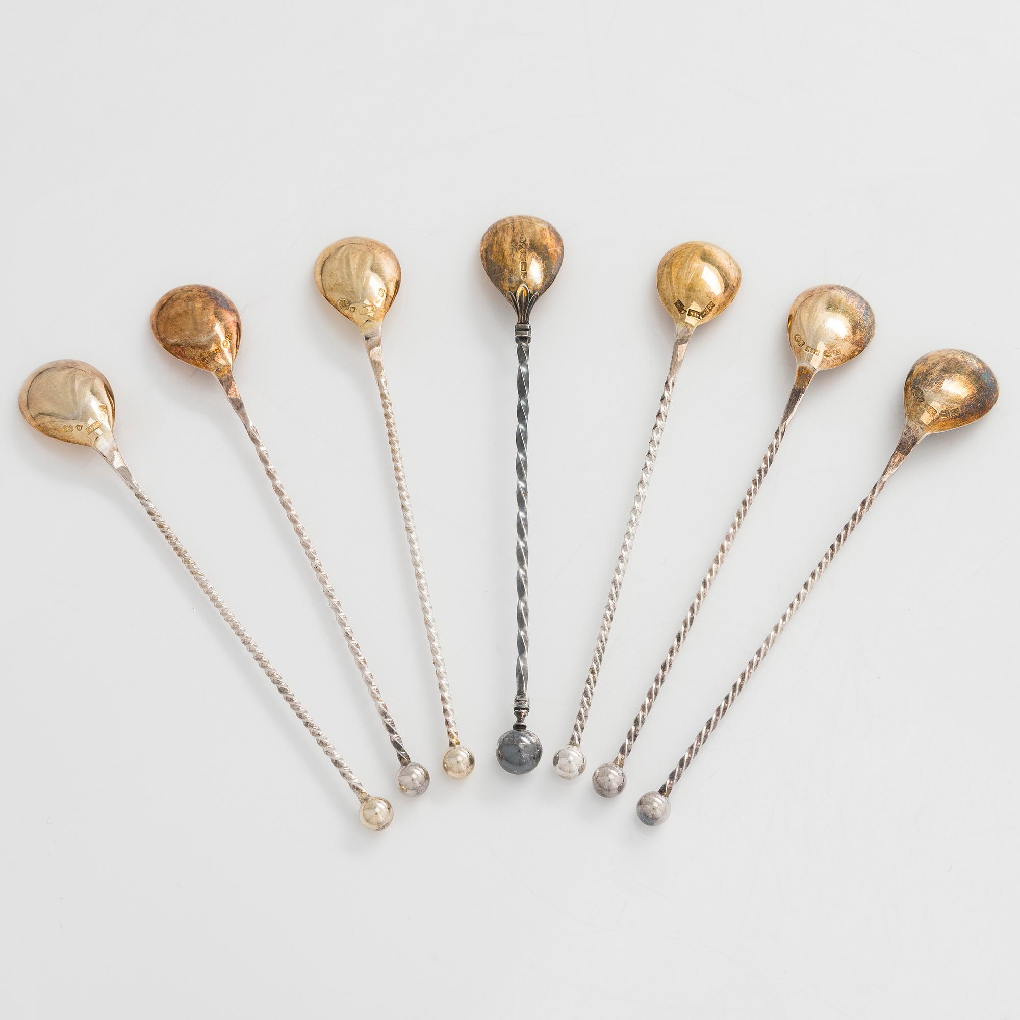 Lasinalusia, 18 kpl, cocktaillusikoita, 7 kpl, hopea, ja pullonalusia 3 kpl, alpakka, suomalaiset valmistajat, 1930-luku.